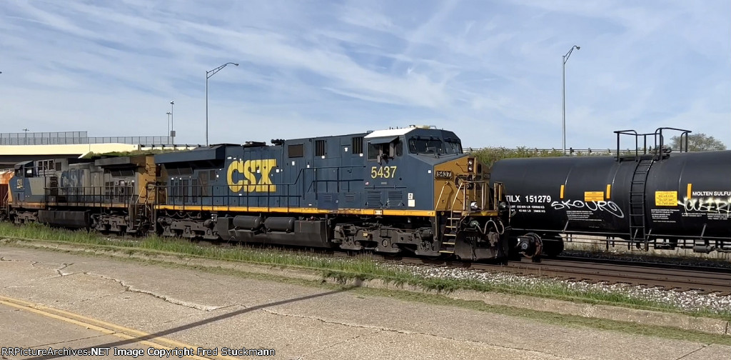 CSX 5437 leads I138.